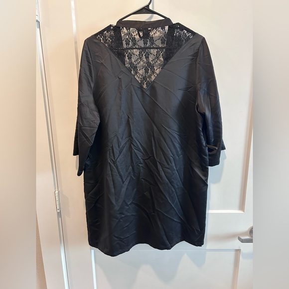 Vs pink black satin robe with lace V neck - Picture 3 of 3